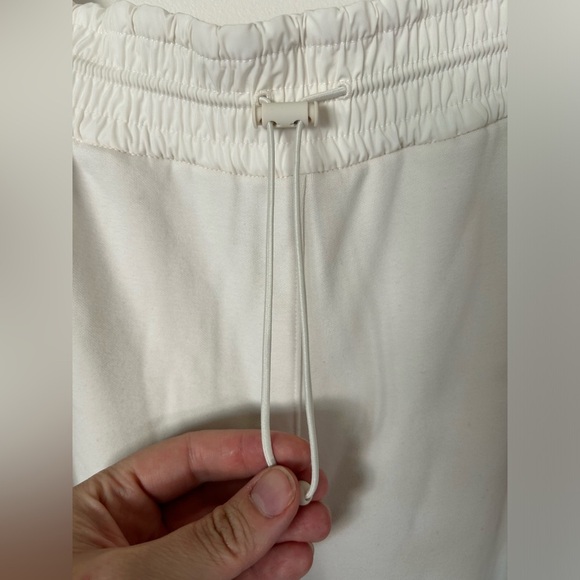 NWOT Athleta Triumph Hybrid Wide Crop Length Pants Drawstring Waist White XL - Picture 4 of 13